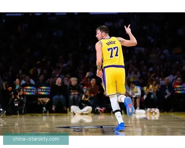 东契奇三双率湖人逆转掘金之战